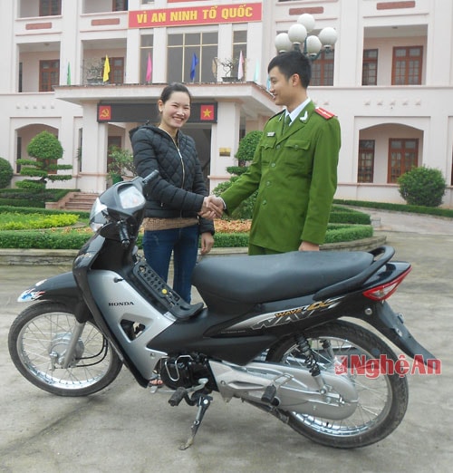 Niềm vui của chị Trần Thị Xuân khi nhận lại chiếc xe máy