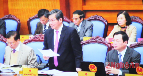 ộ trưởng Bộ Kế hoạch Đầu tư Bùi Quang Vinh báo cáo tình hình thực hiện Nghị quyết số 01-NQ/CP và kết quả thực hiện Kế hoạch phát triển kinh tế - xã hội năm 2015. 