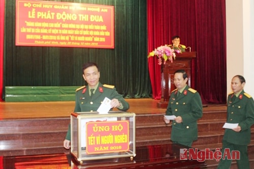 Thủ trưởng Bộ CHQS tỉnh ủng hộ Tết vì nguoi nghèo năm 2016.