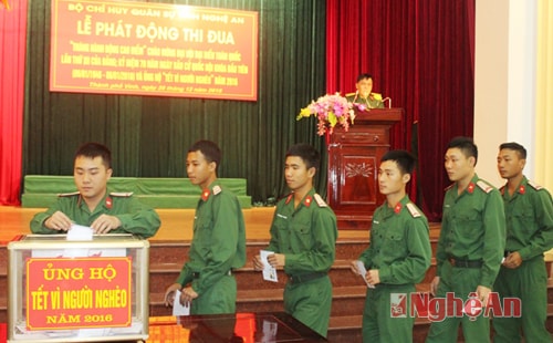Các chiến sỹ Bộ CHQS tỉnh tham gia đóng góp ủng hộ Tết vì người nghèo 2016.