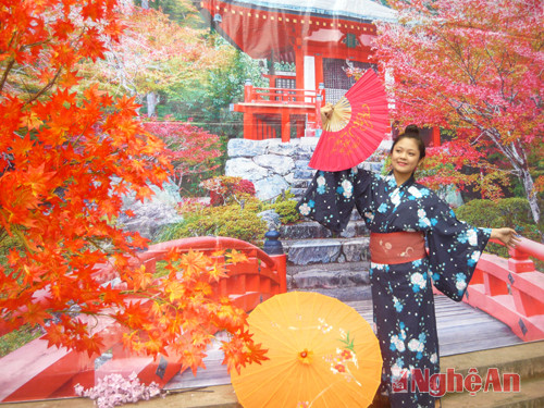 Học sinh nữ chụp ảnh dự thi xúc cảm Kimono
