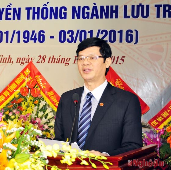 Đồng chí Lê Xuân Đại - Ủy viên Ban Thường vụ Tỉnh ủy, Phó Chủ tịch UBND tỉnh báo cáo tình hình thực hiện kinh tế - xã hội 9 tháng đầu năm 2015