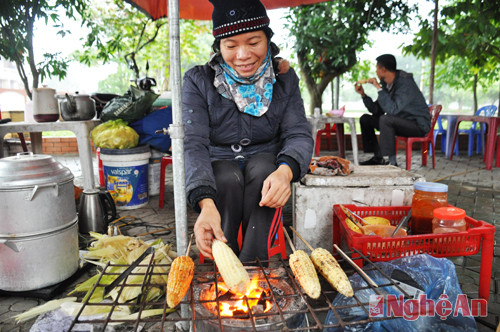  Chị Nguyễn Thị Tuyết - chủ quán nước chè, ngô nướng trên chục năm nay cho biết: ngày nhiều nhất chị cũng bán được 50 bắp ngô nướng, mỗi bắp có giá 10 ngàn đồng. 