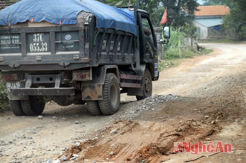 Những chuyến xe chở quá tải khiến mặt đường nứt nẻ, hư hỏng.