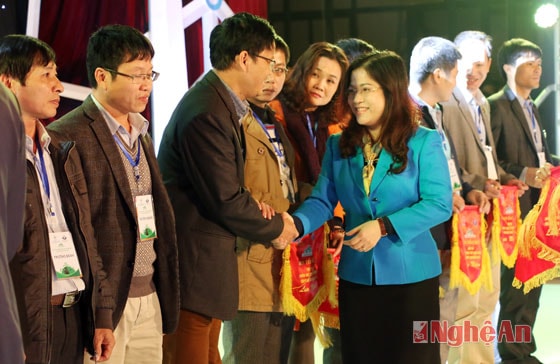 Đồng chí Nguyễn Thị Kim Chi, Giám đốc Sở Giáo dục và Đào tạo tặng cờ cho các đội tham gia cuộc thi