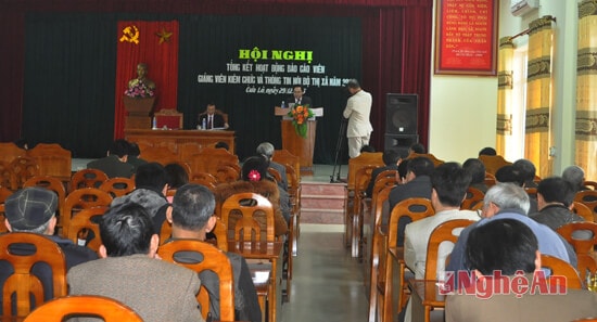 Đại diện Ban Tuyên giáo Thị ủy Cửa Lò báo cáo kết quả hoạt động báo cáo viên và phát hành, sử dụng báo, tạp chí của Đảng năm 2015