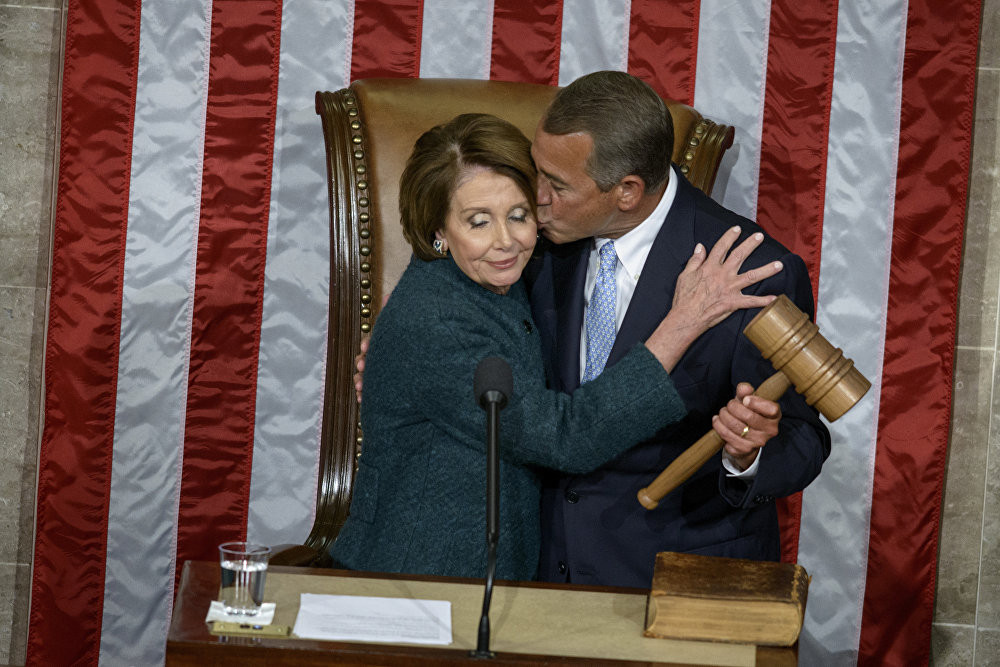 Lãnh tụ thiểu số tại Hạ viện Mỹ Nancy Pelosi Nancy Pelosi được ôm hôn khi bà trao lại chiếc búa biểu tượng cho Chủ tịch Hạ viện John Boehner, trong buổi lễ tuyên thệ tại Hạ viện hôm 6/1 tại Washington, DC.