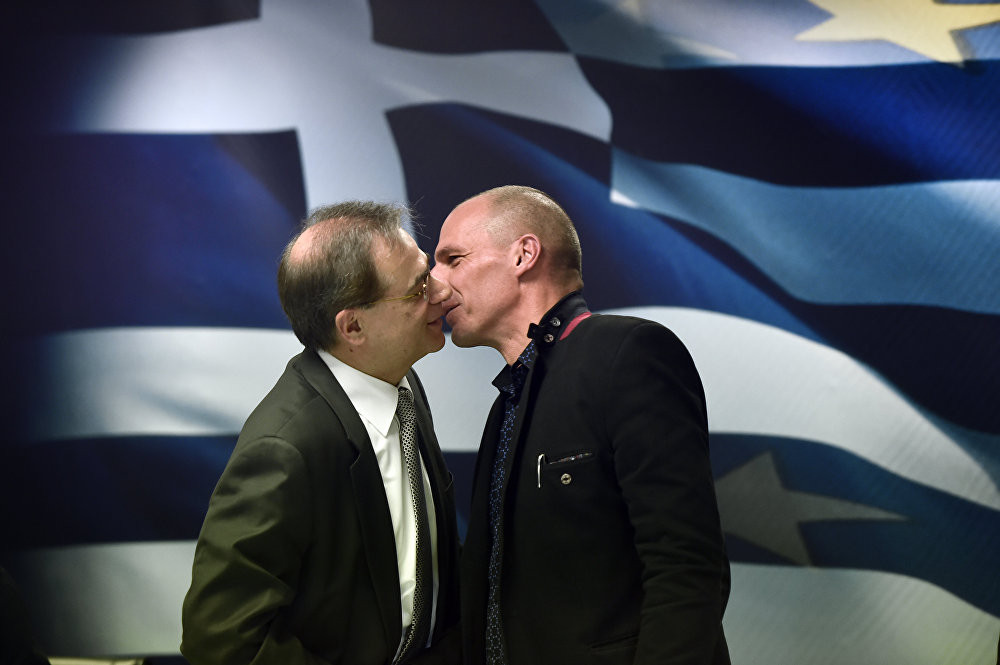 Bộ trưởng Tài chính Hy Lạp Yanis Varoufakis (phải) chào Bộ trưởng Tài chính mãn nhiệm Gikas Hardouvelis trong buổi lễ chuyển giao chức vụ tại Athens hôm 28/1.