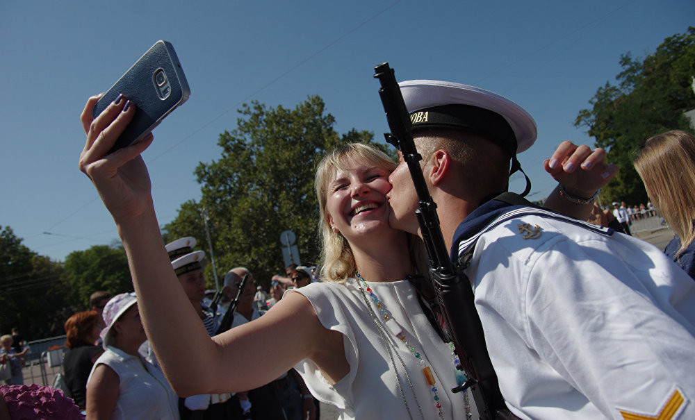 Một học viên sỹ quan trường Hải quân Nakhimov tại Sevastopol, bán đảo Crimea trao tặng nụ hôn cho một cô gái sau buổi lễ tuyên thệ hôm 29/8.