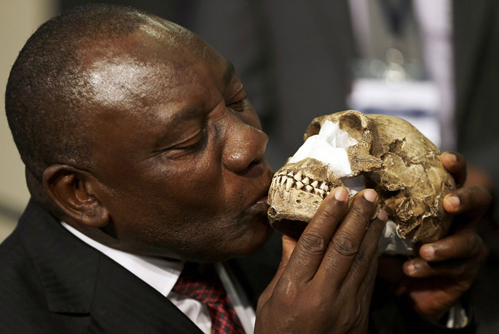 Phó Tổng thống Nam Phi Cyril Ramaphosa hôn bản mô phỏng gương mặt Hôm naledi (thuộc chi người) trong buổi họp báo tại Di sản Thế giới cái nôi của nhân loại tại Magaliesburg, Nam Phi hôm 10/9.