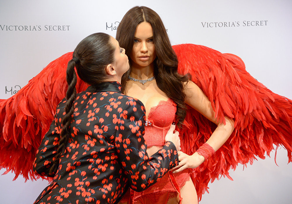 Thiên thần Victoria’s Secret Adriana Lima khánh thành tượng sáp của mình tại Victorias Secret Herald Square hôm 30/11 tại New York, Mỹ.