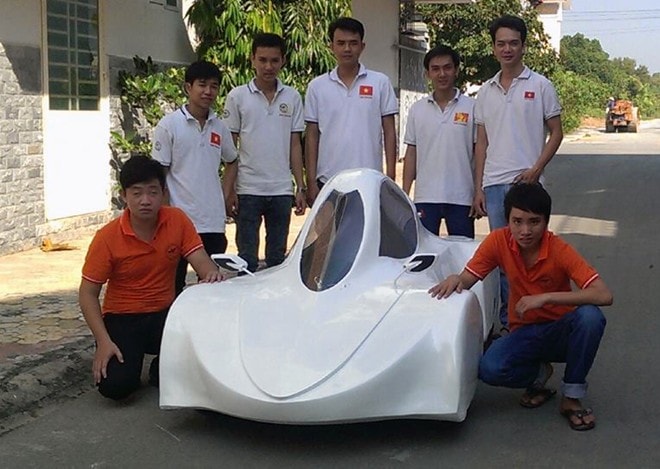 Nhóm sinh viên bên chiếc xe do họ sáng chế