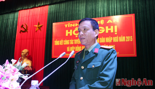 Đại tá Hà Tân Tiến - Chỉ huy trưởng Bộ CHQS tỉnh thông báo kết quả công tác tuyển chọn và gọi công dân nhập ngũ năm 2015.