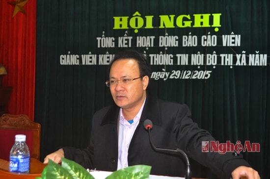 Đồng chí Nguyễn Nam Đình - Bí thư Thị ủy Cửa Lò phát biểu, thông tin về định hướng lớn, nhiệm vụ chính của Thị xã trong năm 2015 để các báo cáo viên truyền đạt tại cơ sở