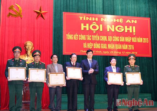 Đồng chí Lê Xuân Đại, Ủy viên BTV Tỉnh ủy, Phó Chủ tịch UBND tỉnh trao bằng khen của UBND tỉnh cho đại diện 6 tập thể có thành tích xuất sắc trong công tác tuyển chọn, gọi công dân nhập ngũ năm 2015.