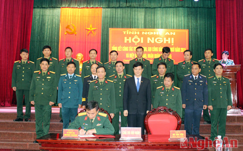 Các đơn vị ký kết biên bản hiệp đồng giao, nhận quân năm 2016.