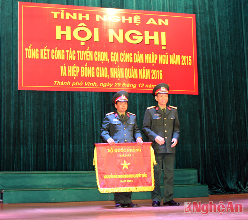 Đại tá Hà Tân Tiến - Chỉ huy trưởng Bộ CHQS tỉnh tặng Cờ Thi đua Quyết thắng cho Ban CHQS huyện Quỳnh Lưu.