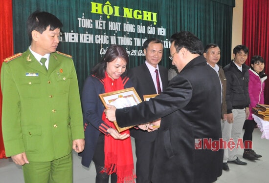 Đồng chí Nguyễn Nam Đình - Bí thư Thị ủy Cửa Lò trao Giấy khen cho các tập thể, cá nhân có thành tích trong hoạt động báo cáo viên