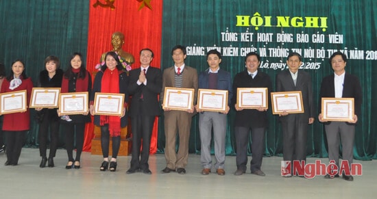 Trao Bằng khen cho các tập thể, cá nhân trong phát hành bản tin nội bộ Thị xã
