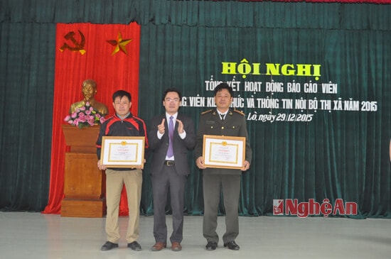 Đại diện Ban Tuyên giáo Thị ủy Cửa Lò -thừa ủy quyền của Ban biên tập Báo Nghệ An trao giấy khen và phần thưởng cho Đảng ủy phường Nghi Thủy và Đảng bộ Công an Thị xã về phát hành, sử dụng Báo Nghệ An