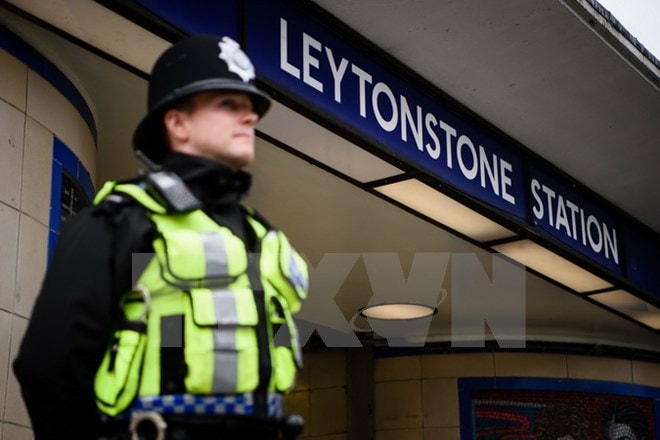 Cảnh sát gác tại ga tàu điện ngầm Leytonstone ở phía Bắc thủ đô London, Anh. (Nguồn: AFP/TTXVN)