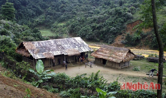 1.Điểm trường Huồi Máy, Tiểu học Cắm Muộn 2, Quế Phong, nằm dưới thung lũng, cạnh con suối Quẹ nước đục ngầu. Cách xa trung tâm xã hơn 20km, đây là được coi là một trong những điểm trường xa xôi khó khăn nhất của cả huyện Quế Phong. Để đi được đến đây, các thầy phải cuốc bộ đường rừng, qua 14 quãng suối gần nửa ngày trời mới đến nơi.