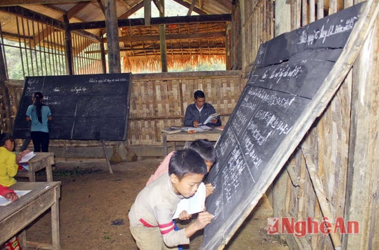 Bên học Toán, bên làm Tiếng Việt, thầy giáo đóng 2 vai trong cùng 1 lớp học