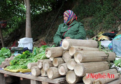 Ngày mưa lạnh, món sâu măng cũng được nhiều người ưa dùng.