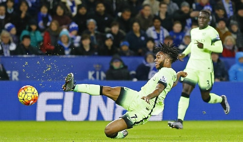 Sterling có ba cơ hội dứt điểm nhưng chưa đủ khó để hạ Schmeichel. Ảnh: Reuters.