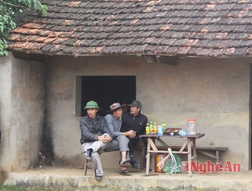 Khu chợ chỉ có độc nhất 1 hàng nước bên ngôi nhà trống với những mặt hàng đơn giản.
