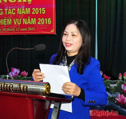 Đồng chí Hồ Thị Ngân - Phó Tổng Biên tập Báo Nghệ An phát biểu tại cuộc họp báo