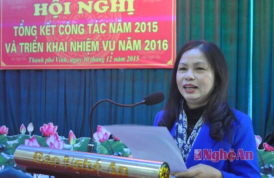 Đồng chí Hồ Thị Ngân - Phó Tổng Biên tập Báo, Chủ tịch Công đoàn Báo Nghệ An đọc Thư kêu gọi của Bí thư Tỉnh ủy và phát động quyên góp