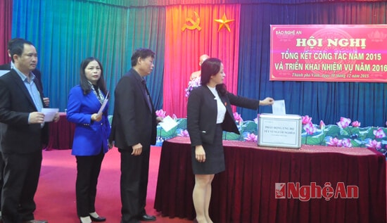 Đồng chí Phạm Hồng Toan - Tổng biên tập cùng các đồng chí trong Ban biên tập tham gia ủng hộ quyên góp