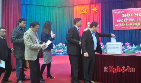 Đại diện các phòng chuyên môn Báo Nghệ An tham gia ủng hộ, quyên góp Tết cho người nghèo