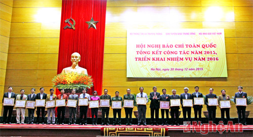 Dịp này, Ban Tuyên giáo Trung ương đã trao thưởng cho những cơ quan báo chí đạt thành tích xuất sắc năm 2015.