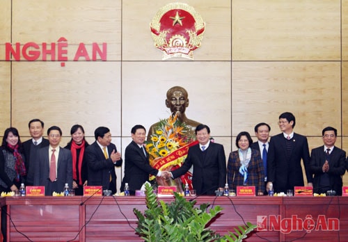 Đồng chí Trịnh Đình Dũng - Ủy viên Trung ương Đảng, Bộ trưởng Bộ Xây dựng tặng lẵng hoa chúc mừng các đồng chí trong BTV Tỉnh ủy khóa mới.
