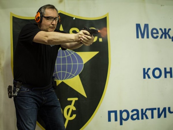 Phó Thủ tướng Nga Dmitry Rogozin, 52 tuổi có thể dễ dàng bắn trúng mọi mục tiêu trong buổi tập bắn.