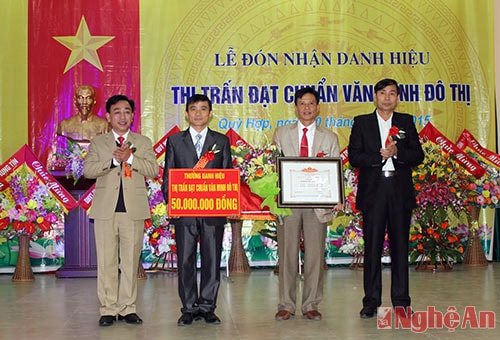 Lãnh đạo huyện Quỳ Hợp trao bằng công nhận đạt chuẩn văn minh đô thị cho Thị trấn Quỳ Hợp