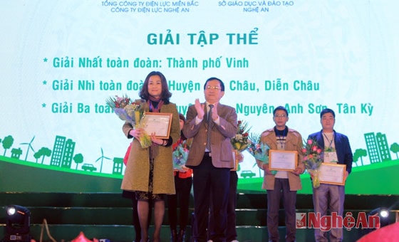 Đồng chí Đinh Viết Hồng trao giải Nhất toàn đoàn cho đội Thành phố Vinh