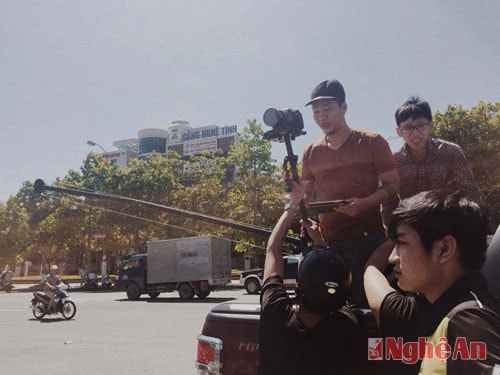 Nhóm làm phim Flow Motion đang thực hiện một cảnh quay