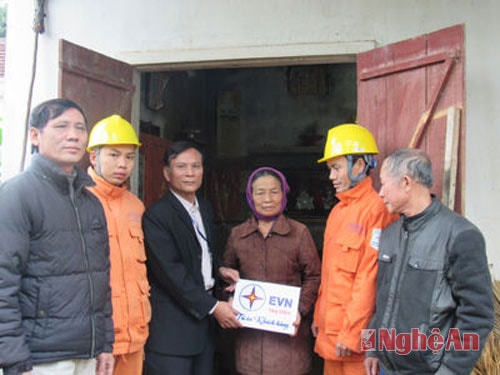Điện lực Nghĩa Đàn trao biển tri ân khách hàng cho bà Bùi Thị Nhung (xóm Đồng Tâm, xã Nghĩa Hội).