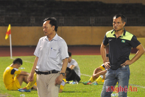 Cả chủ tịch CLB Nguyễn Hồng Thanh và HLV Ngô Quang Trường đã có những lúc như chết lặng sau trận đấu