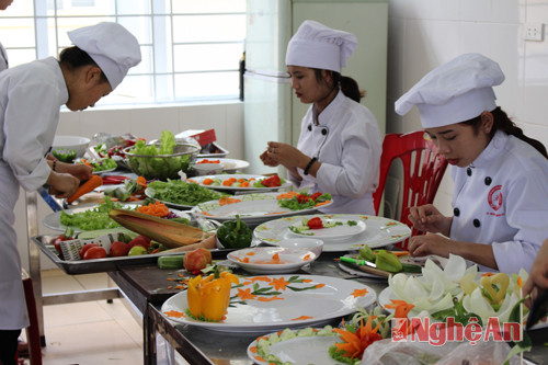 Sinh viên Trường Cao đẳng nghề Du lịch - Thương mại Nghệ An thực hành chế biến món ăn.