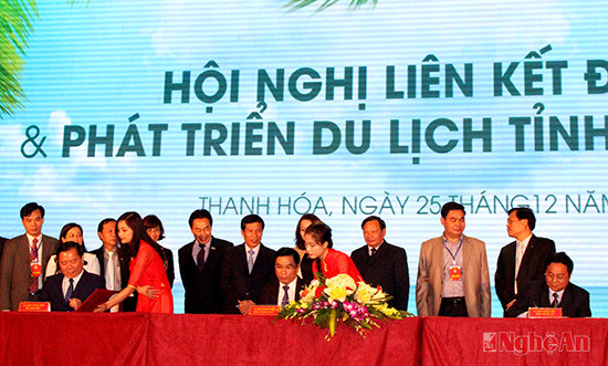 Trong khuôn khổ hội nghị, đại diện lãnh đạo các tỉnh Thanh Hóa – Nghệ An - Ninh Bình đã cùng nhau ký kết bản ghi nhớ hợp tác liên kết đầu tư phát triển du lịch