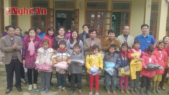  Trao tặng quần áo ấm cho các em học sinh nghèo Đan Lai
