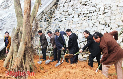 Tiếp đó, đoàn công tác trồng cây lưu niệm...