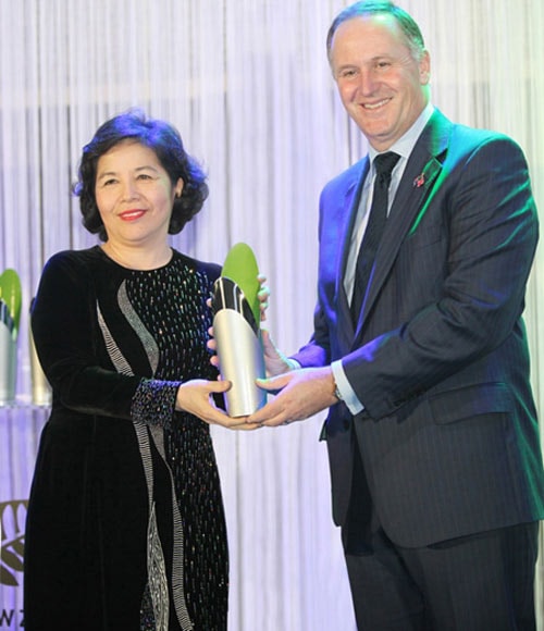 Thủ tướng John Key trao giải thưởng New Zealand ASEAN cho bà Mai Kiều Liên – Tổng Giám Đốc Vinamilk