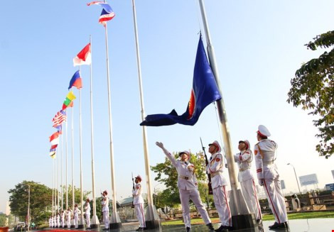 Lễ thượng cờ ASEAN nhân dịp thành lập Cộng đồng ASEAN. Ảnh: Báo PL TP. HCM.