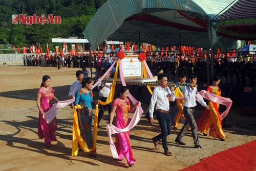 Thạch Giám (Tương Dương) là xã thuộc huyện 30a đầu tiên trên cả nước về đích nông thôn mới.