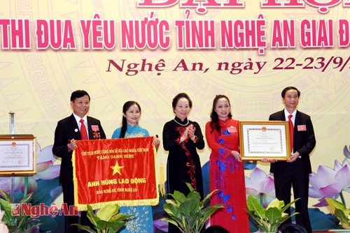 Phó Chủ tịch nước Nguyễn Thị Doan trao tặng danh hiệu Anh hùng lao động thời kỳ đổi mới cho Báo Nghệ An.